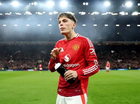 Garnacho beija o escudo do Manchester United e Fanáticos reagem