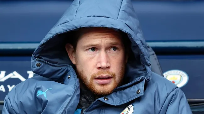 De Bruyne, meio-campista, de jaqueta azul, do Manchester City. (Photo by Matt McNulty/Getty Images)