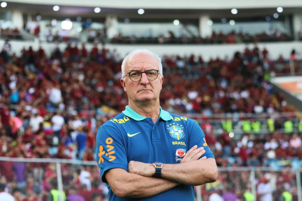 Dorival Júnior com as braços cruzados