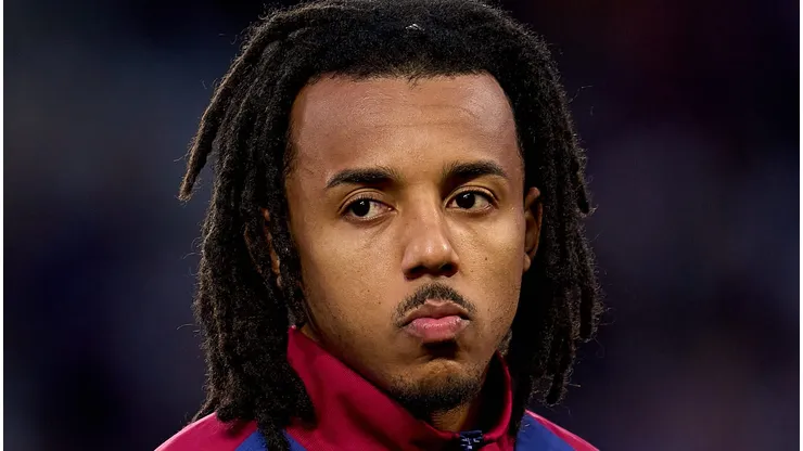 Barcelona define situação de Koundé após interesse da Premier League.