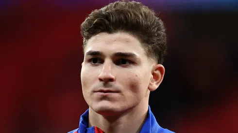 Julián Álvarez decide deixar o Atlético de Madrid e escolhe entre Barcelona e Liverpool (Photo by Florencia Tan Jun/Getty Images)