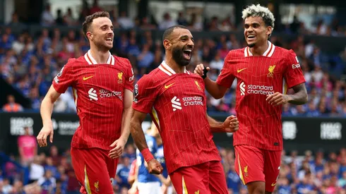 Diogo Jota, Salah e Luis Díaz comemorando gol do Liverpool. Foto: Marc Atkins