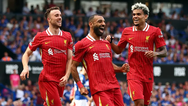 Diogo Jota, Salah e Luis Díaz comemorando gol do Liverpool. Foto: Marc Atkins