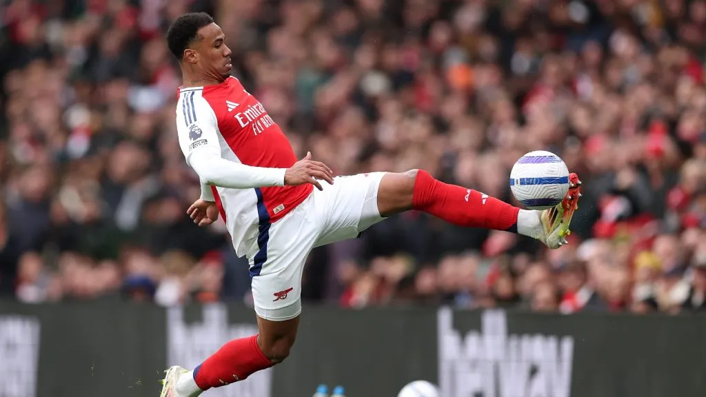 Gabriel Magalhães em jogo do Arsenal. Foto: Julian Finney/Getty Images