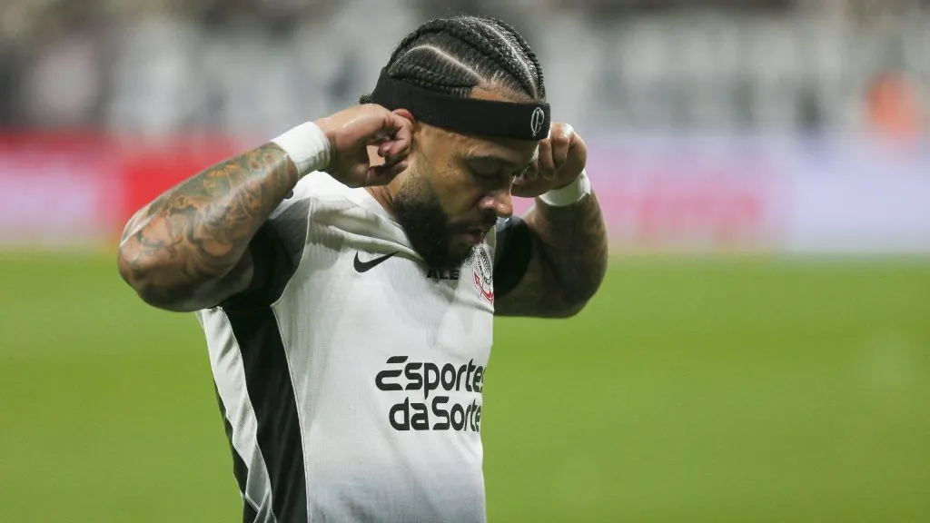 Memphis Depay fazendo a sua clássica comemoração com a camisa do Corinthians. Foto: Ricardo Moreira/Getty Images