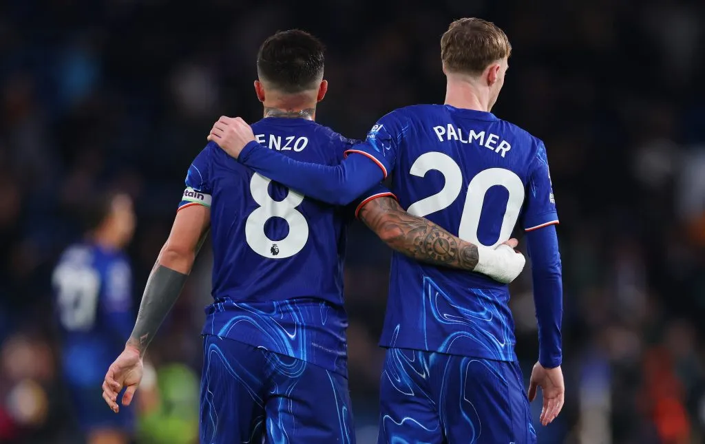 Enzo Fernández e Cole Palmer, do Chelsea, em campo, com camisa azul