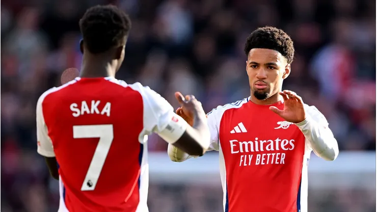 Ethan Nwanei e Saka juntos no Arsenal. Foto: Shaun Botterill