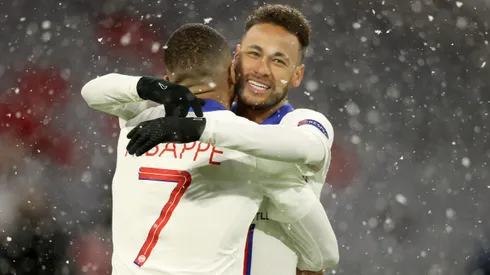 Neymar e Mbappé juntos no PSG (Photo by Alexander Hassenstein/Getty Images)