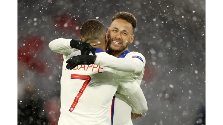Neymar e Mbappé juntos no PSG (Photo by Alexander Hassenstein/Getty Images)