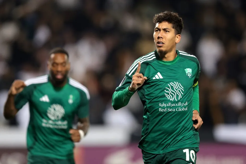 Roberto Firmino em ação pelo Al-Ahli, é um grande alvo do Flamengo. Filipe Luís gostaria muito de contar com o jogador, segundo informações. Já foi informado que o atleta gostaria de deixar o clube árabe e resta saber se o clube carioca vai conseguir convencê-lo a retornar ao Brasil  (Photo by Mohamed Farag/Getty Images)