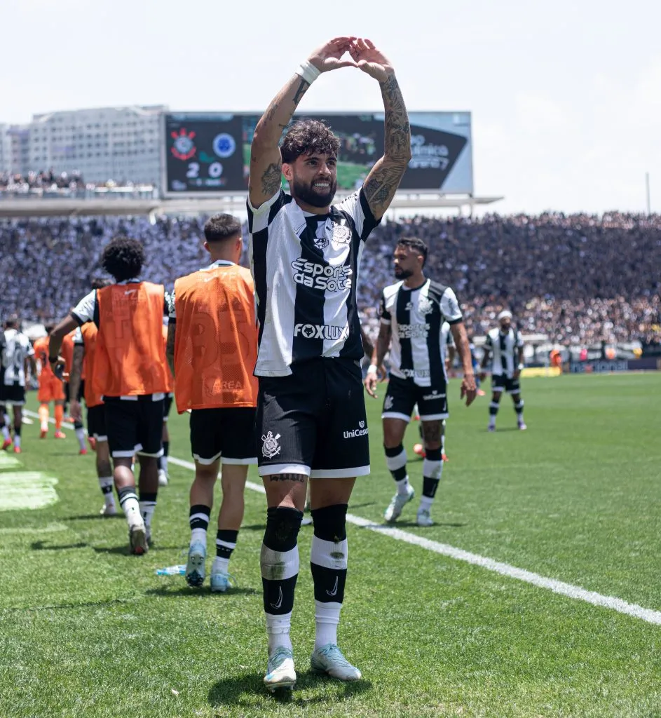 Yuri Alberto, em campo, sinalizando coração com a mão, pelo Corinthians 