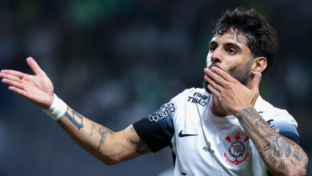 Yuri Alberto, em campo, com a mão na boca, de camisa branca e preta do Corinthians. Foto: Marcello Zambrana/AGIF