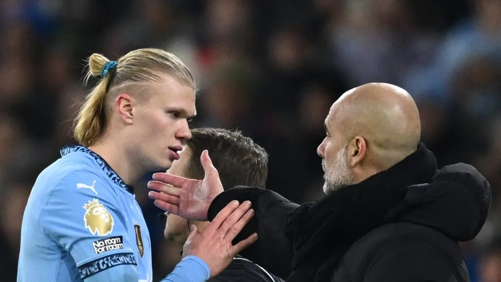 Erling Haaland é substituído e abraça Pep Guardiola, treinador do Manchester City, durante a partida da Premier League entre o Manchester City FC e o West Ham United FC no Etihad Stadium, em 04 de janeiro de 2025, em Manchester, Inglaterra. (Foto por Gareth Copley/Getty Images)