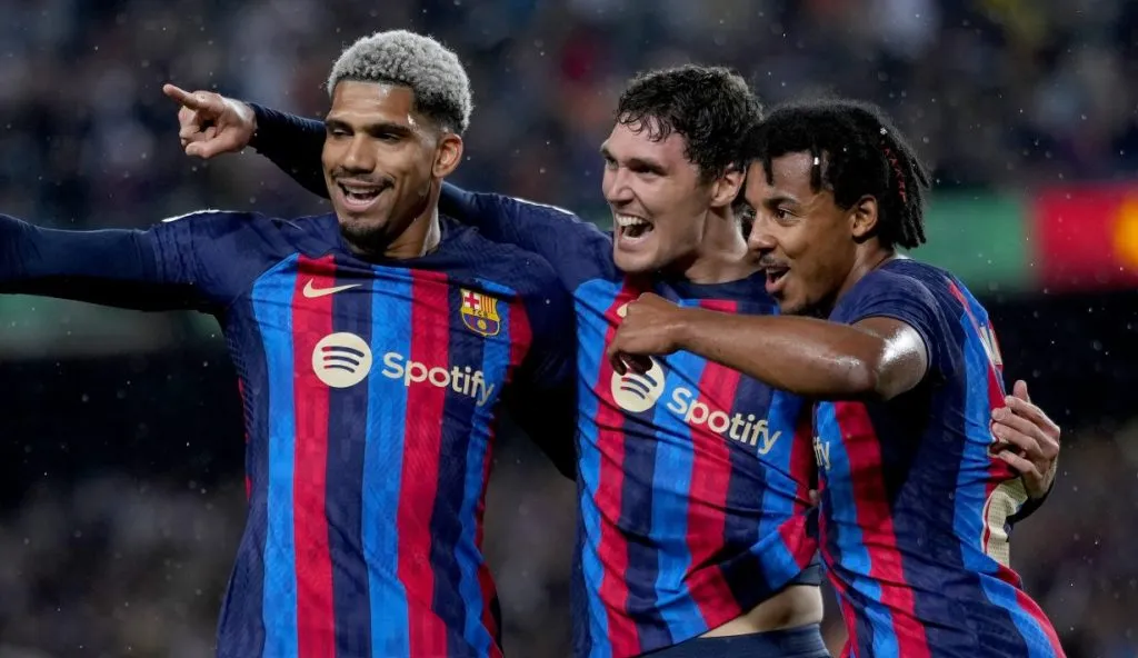 Andreas Christensen, em campo ao lado de Koundé e Araújo, com a camisa azul e vinho do Barcelona. (Photo by Alex Caparros/Getty Images)