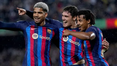 Ronald Araújo, Christensen e Koundé, do Barcelona (Photo by Alex Caparros/Getty Images)