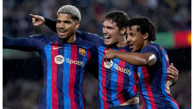 Ronald Araújo, Christensen e Koundé, do Barcelona (Photo by Alex Caparros/Getty Images)
