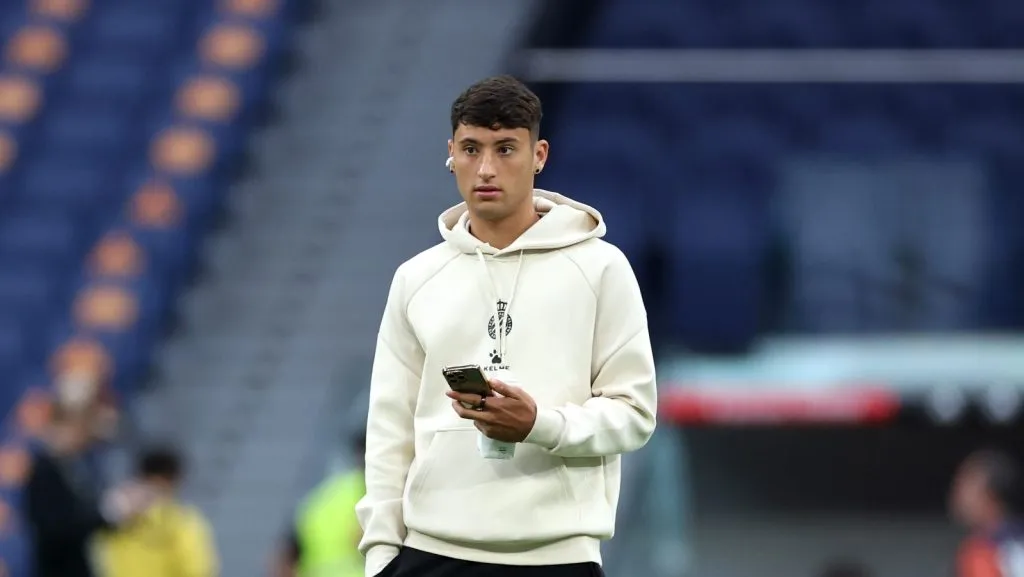 Alejo Véliz, do RCD Espanyol, inspeciona o gramado antes da partida da LaLiga entre Real Madrid CF e RCD Espanyol de Barcelona, no Estádio Santiago Bernabéu, em 21 de setembro de 2024, em Madri, Espanha. (Foto de Florencia Tan Jun/Getty Images)