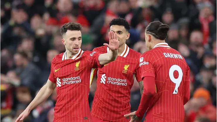 O Barcelona quer reforçar seu ataque e tem Luis Diaz, do Liverpool, como principal alvo. No entanto, enfrenta forte concorrência de clubes como Manchester City, PSG e equipes da Arábia Saudita. (Foto de Alex Livesey/Getty Images)