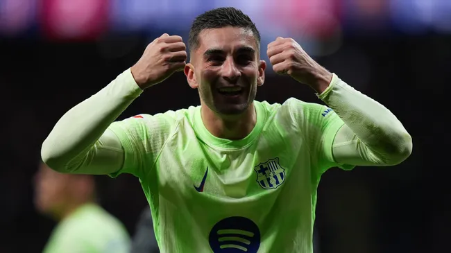 Ferran Torres comemora gol do Barcelona contra o Atlético de Madrid (Photo by Angel Martinez/Getty Images)