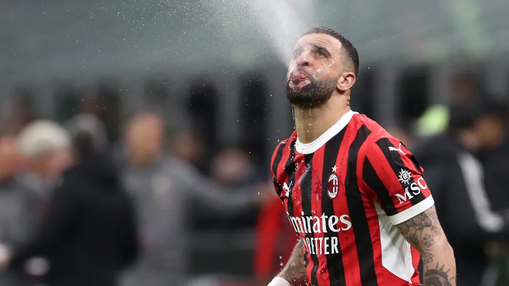 Kyle Walker com a camisa do Milan, contra o Como (Photo by Marco Luzzani/Getty Images)