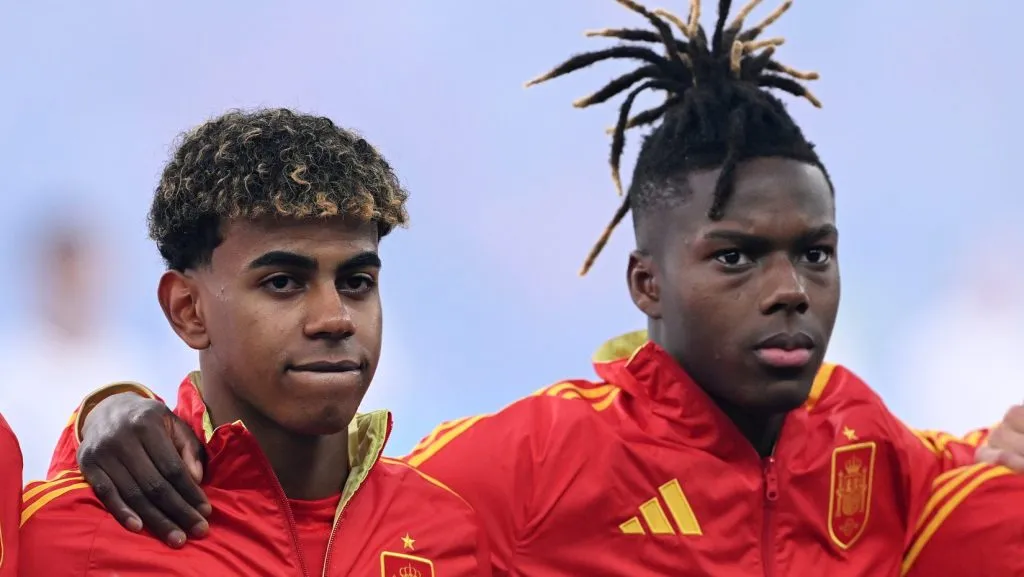 Lamine e Nico Williams, que é alvo do Barcelona, posicionados, com a jaqueta vermelha da Espanha (Photo by Stu Forster/Getty Images)