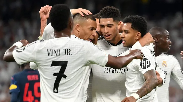 Rodrygo, ao lado de jogadores do Real Madrid (Photo by Denis Doyle/Getty Images)