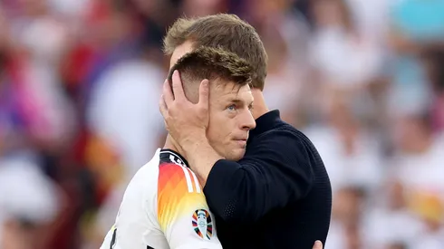 Kroos abraça técnico que agora é o empresário. Foto: Alexander Hassenstein/Getty Images