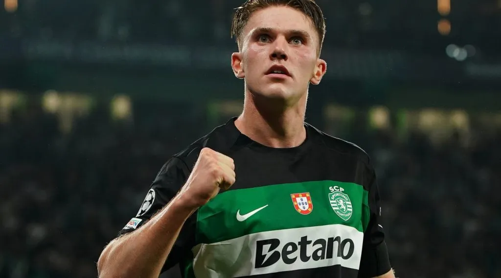 Gyokeres, alvo do Manchester United, em campo, de camisa verde e preta do Sporting. (Photo by Gualter Fatia/Getty Images)
