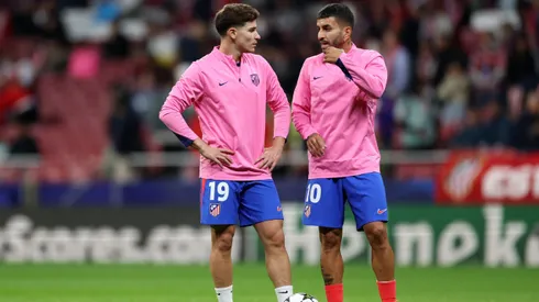 Julián Alvarez e Ángel Correa no aquecimento para jogo do Atlético de Madrid. Foto: Florencia Tan Jun