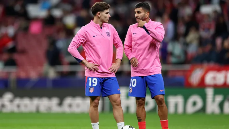 Julián Alvarez e Ángel Correa no aquecimento para jogo do Atlético de Madrid. Foto: Florencia Tan Jun