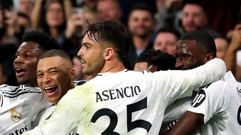 O zagueiro alemão, peça-chave na defesa merengue, destaca sua felicidade no clube e descarta uma saída iminente. (Foto de Clive Brunskill/Getty Images)