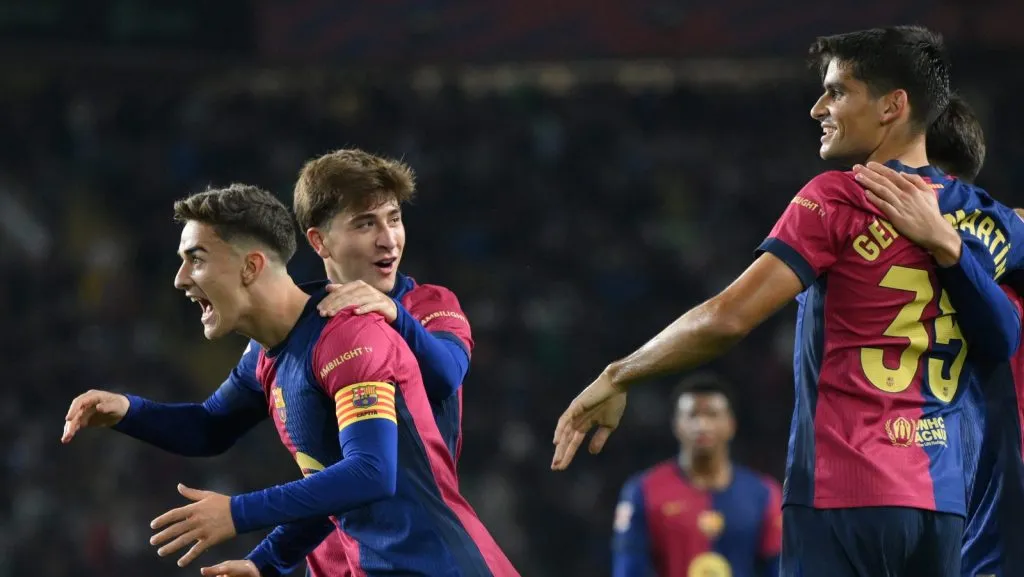 Pablo Torre, do FC Barcelona, celebra com os companheiros de equipe após marcar o quinto gol de sua equipe durante a partida da La Liga EA Sports entre FC Barcelona e Sevilla FC no Estadi Olímpic Lluís Companys em 20 de outubro de 2024, em Barcelona, Espanha. (Foto de David Ramos/Getty Images)