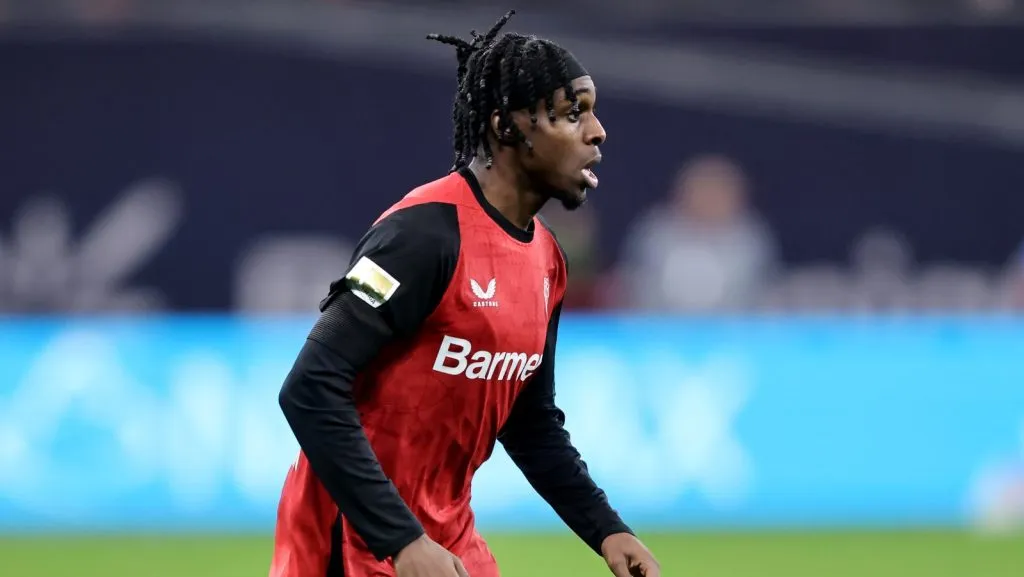 Jeremie Frimpong, do Leverkusen, corre com a bola durante a partida da Bundesliga entre Bayer 04 Leverkusen e Sport-Club Freiburg na BayArena em 21 de dezembro de 2024, em Leverkusen, Alemanha. (Foto de Christof Koepsel/Getty Images)