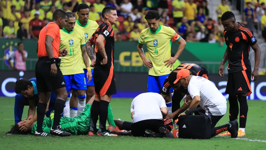 Alisson recebe atendimento médico em jogo pela Seleção Brasileira (Photo by Buda Mendes/Getty Images)