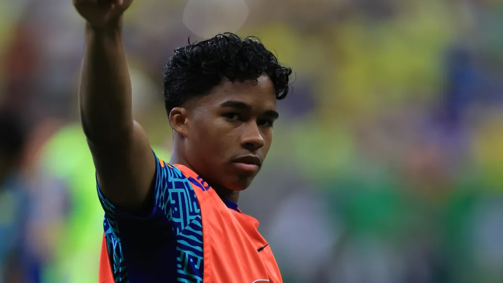 Endrick com o colete de reservas da Seleção Brasileira (Photo by Buda Mendes/Getty Images)