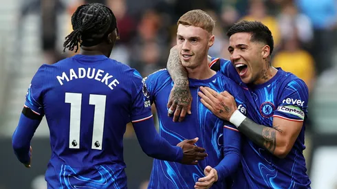 Madueke, Palmer e Enzo Fernández comemorando gol do Chelsea. Foto: David Rogers