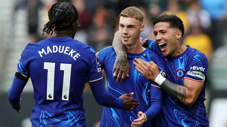 Madueke, Palmer e Enzo Fernández comemorando gol do Chelsea. Foto: David Rogers