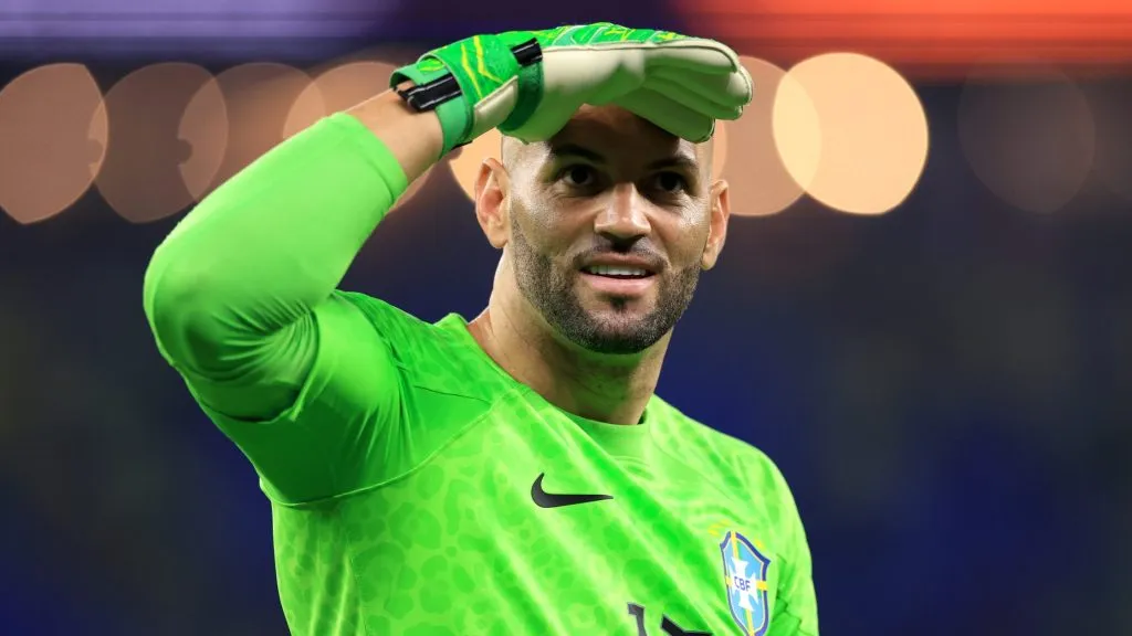Weverton, com a mão no rosto, com a camisa verde da Seleção Brasileira. (Photo by Buda Mendes/Getty Images)