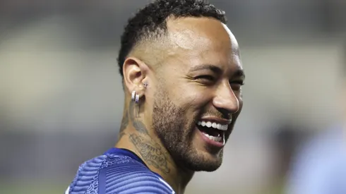 Neymar, que já atuou no Barcelona, hoje defende o Santos . (Photo by Alexandre Schneider/Getty Images)