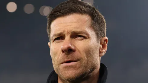 Com passagem marcante pelo Manchester United e histórico no futebol alemão, o treinador holandês pode estar prestes a retornar à Bundesliga em um momento crucial para o clube. (Foto de Lars BaronGetty Images)