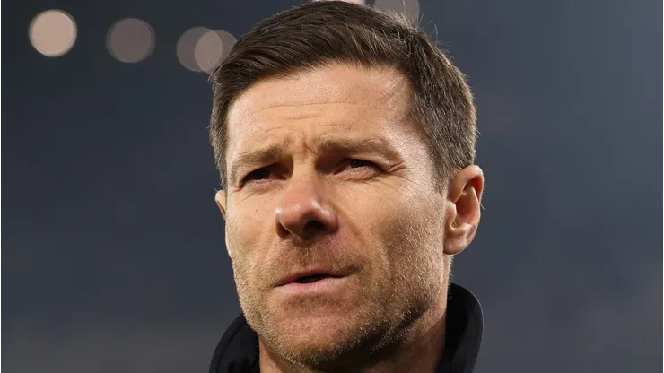 Com passagem marcante pelo Manchester United e histórico no futebol alemão, o treinador holandês pode estar prestes a retornar à Bundesliga em um momento crucial para o clube. (Foto de Lars BaronGetty Images)