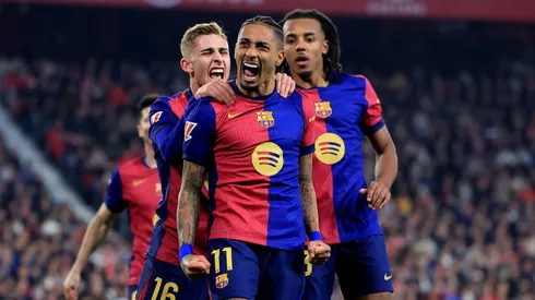 Raphinha, Fermín López e Koundé em jogo do Barcelona. Foto: Fran Santiago