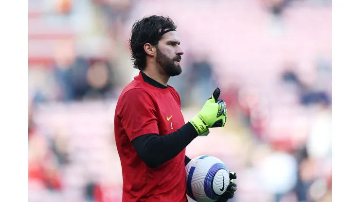 Alisson, goleiro do Liverpool (Photo by Carl Recine/Getty Images)