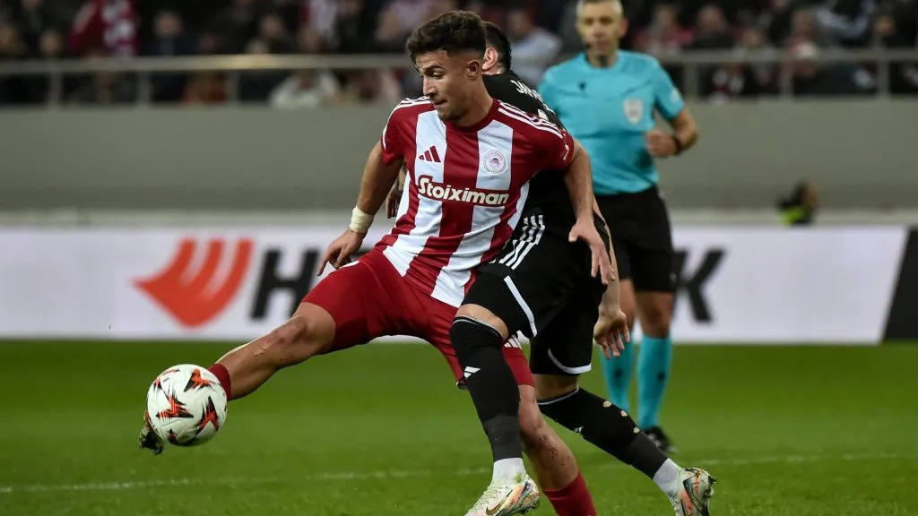 Charalampos Kostoulas em jogo do Olympiacos. Foto: Milos Bicanski/Getty Images