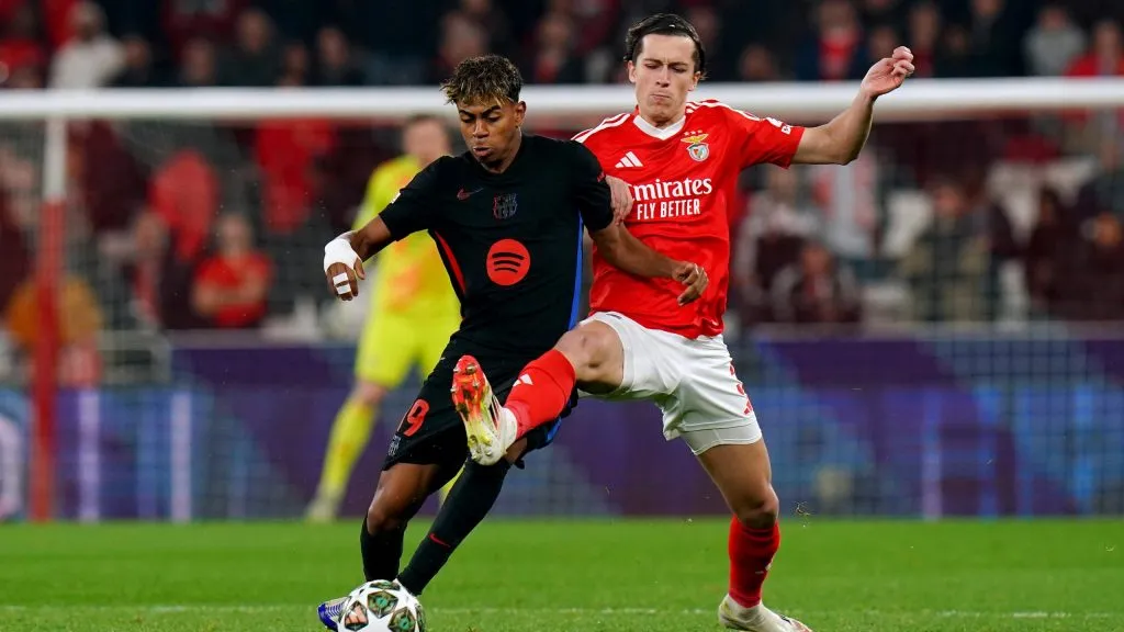 Lamine Yamal e Álvaro Carreras em jogo da Champions League. Foto: Gualter Fatia/Getty Images