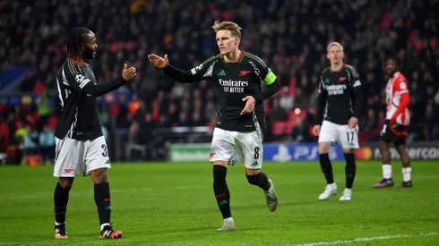 Martin Odegaard e Sterling em jogo do Arsenal. Foto: Justin Setterfield