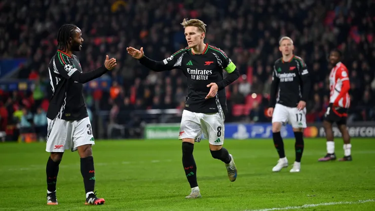 Martin Odegaard e Sterling em jogo do Arsenal. Foto: Justin Setterfield