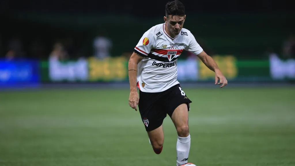 Oscar, meia do São Paulo. Foto: Ettore Chiereguini/AGIF