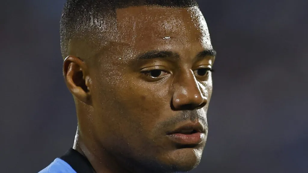 Nicolás de la Cruz, do Uruguai, observa durante a partida das Eliminatórias da Copa do Mundo de 2026 da FIFA entre Uruguai e Argentina no Estádio Centenário em 21 de março de 2025, em Montevidéu, Uruguai. (Foto de Ernesto Ryan/Getty Images)