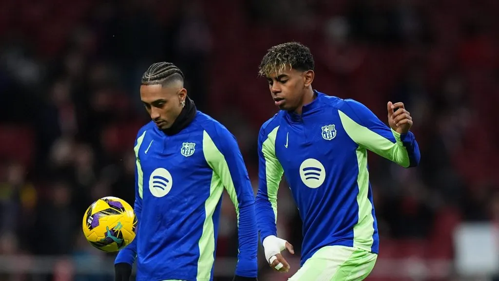Lamine Yamal e Raphinha, do FC Barcelona, aquecem antes da partida da La Liga EA Sports entre Atlético de Madrid e FC Barcelona no Riyadh Air Metropolitano, em 16 de março de 2025, em Madri, Espanha. (Foto de Angel Martinez/Getty Images)